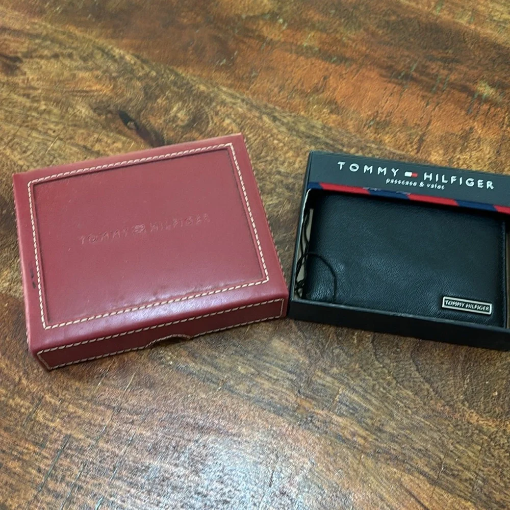 NIB Tommy Hilfiger Passcase & Valet Wallet Men's Bifold Black Genuine Leather